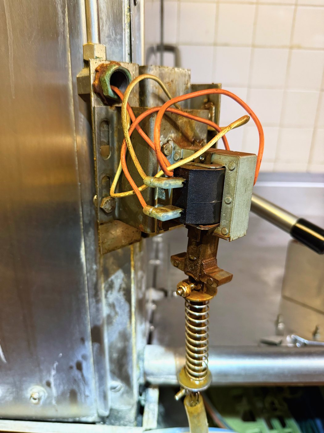 The drain valve actuator and its linkage. Hot water and detergent pass this every hour the kitchen is open