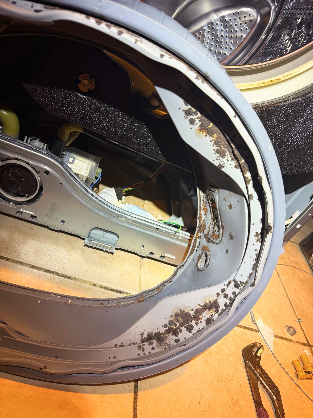 The gasket pulled back. The mould it was all aimed at is still sitting there, and the rubber is the part that lost